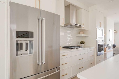 39B Moncton Road Ne, Calgary, AB - Indoor Photo Showing Kitchen With Upgraded Kitchen