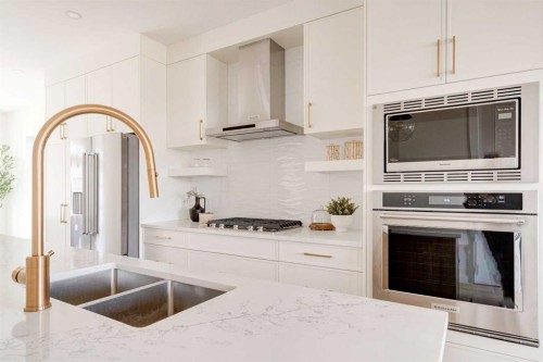 39B Moncton Road Ne, Calgary, AB - Indoor Photo Showing Kitchen With Upgraded Kitchen