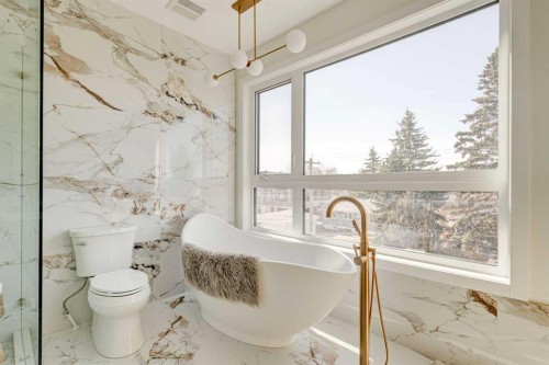 39B Moncton Road Ne, Calgary, AB - Indoor Photo Showing Bathroom