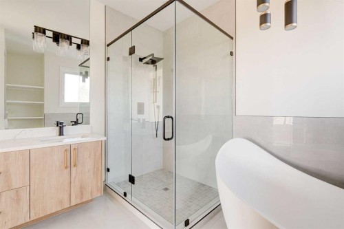 39B Moncton Road Ne, Calgary, AB - Indoor Photo Showing Bathroom