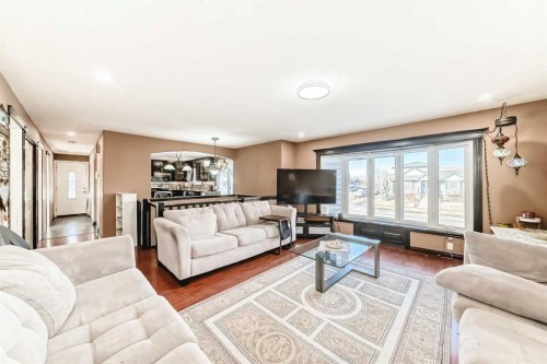 7160 Temple Drive Ne, Calgary, AB - Indoor Photo Showing Living Room