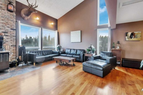 31442 Range Road 45, Rural Mountain View County, AB - Indoor Photo Showing Living Room