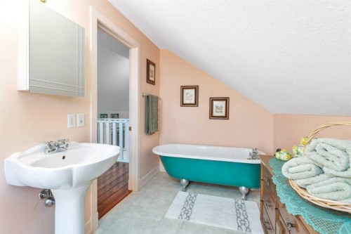 31442 Range Road 45, Rural Mountain View County, AB - Indoor Photo Showing Bathroom