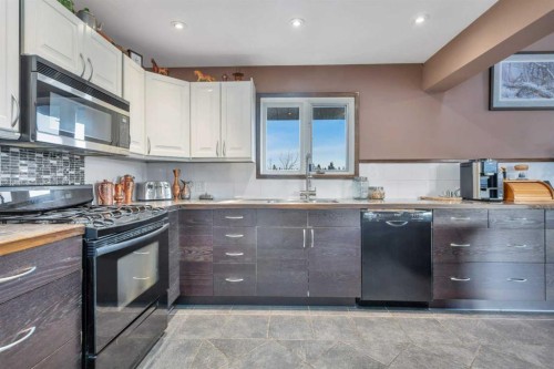 31442 Range Road 45, Rural Mountain View County, AB - Indoor Photo Showing Kitchen