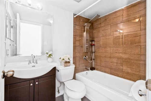 8-3726 Centre Street Ne, Calgary, AB - Indoor Photo Showing Bathroom