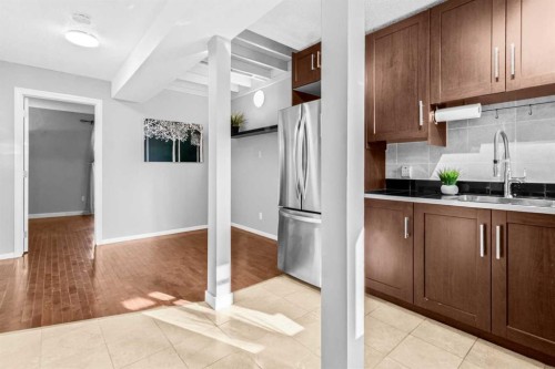 8-3726 Centre Street Ne, Calgary, AB - Indoor Photo Showing Kitchen