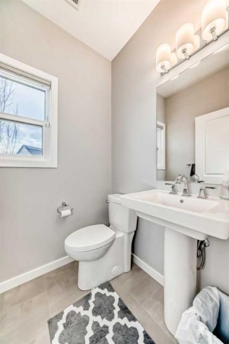 151 Sundown Way, Cochrane, AB - Indoor Photo Showing Bathroom