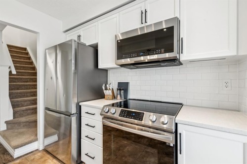321 Windstone Gardens Sw, Airdrie, AB - Indoor Photo Showing Kitchen