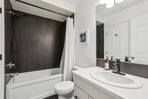 321 Windstone Gardens Sw, Airdrie, AB - Indoor Photo Showing Bathroom