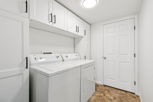 321 Windstone Gardens Sw, Airdrie, AB - Indoor Photo Showing Laundry Room
