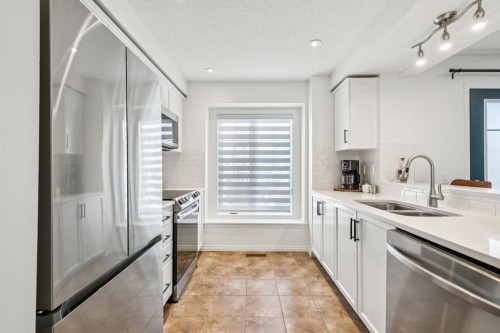 321 Windstone Gardens Sw, Airdrie, AB - Indoor Photo Showing Kitchen With Stainless Steel Kitchen With Double Sink With Upgraded Kitchen