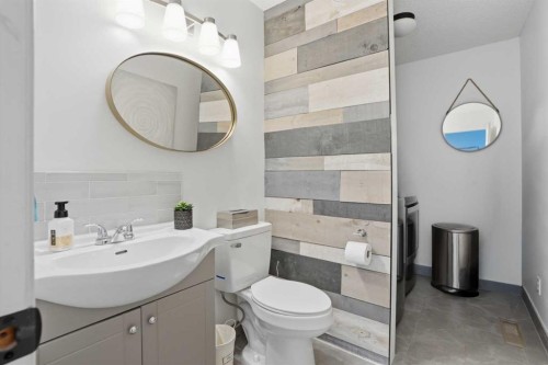 123 Schubert Hill Nw, Calgary, AB - Indoor Photo Showing Bathroom
