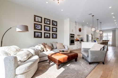 2107 52 Avenue Sw, Calgary, AB - Indoor Photo Showing Living Room
