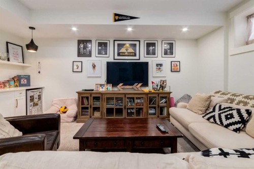 2107 52 Avenue Sw, Calgary, AB - Indoor