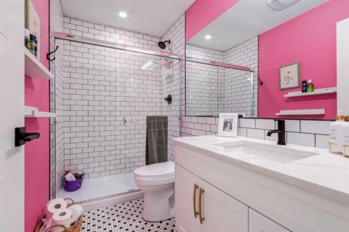 2107 52 Avenue Sw, Calgary, AB - Indoor Photo Showing Bathroom