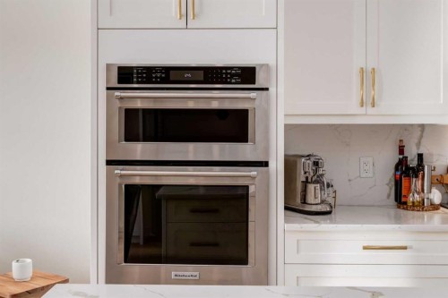 2107 52 Avenue Sw, Calgary, AB - Indoor Photo Showing Kitchen
