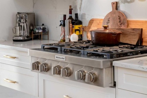 2107 52 Avenue Sw, Calgary, AB - Indoor