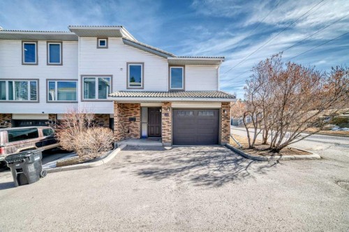 226 Coachway Lane SW Calgary, AB T3H 2V9