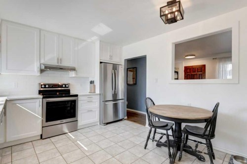 81 Healy Drive Sw, Calgary, AB - Indoor