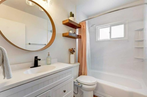 81 Healy Drive Sw, Calgary, AB - Indoor Photo Showing Bathroom