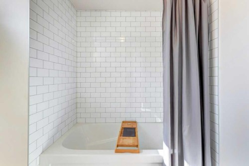 81 Healy Drive Sw, Calgary, AB - Indoor Photo Showing Bathroom