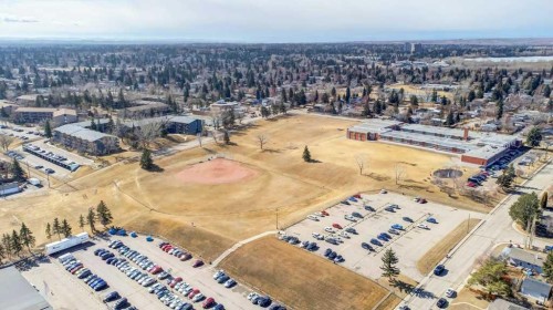 81 Healy Drive Sw, Calgary, AB - Outdoor With View