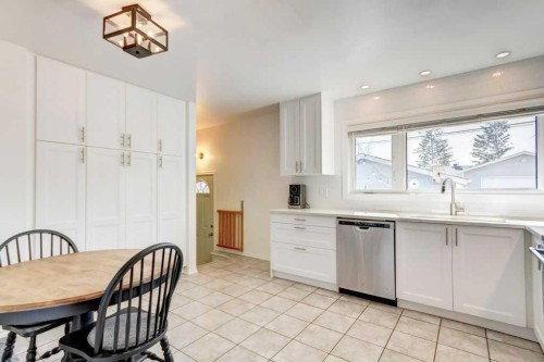 81 Healy Drive Sw, Calgary, AB - Indoor