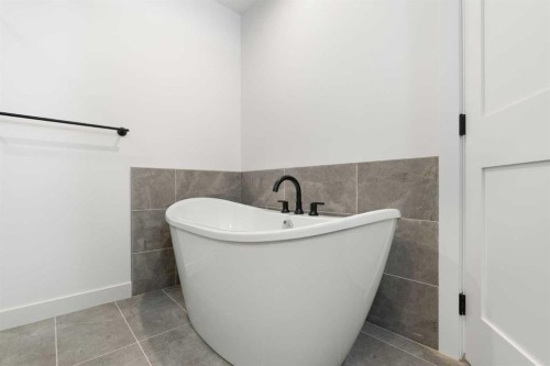 402-1505 Spring Creek Gate, Canmore, AB - Indoor Photo Showing Bathroom