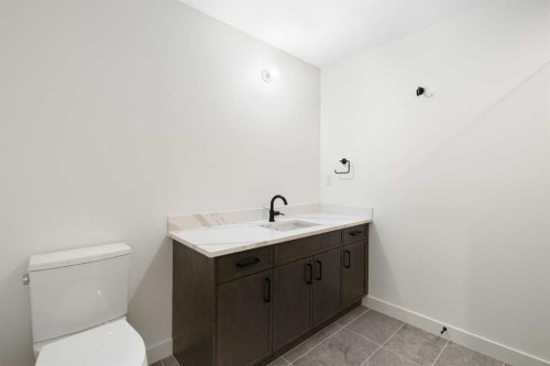 402-1505 Spring Creek Gate, Canmore, AB - Indoor Photo Showing Bathroom