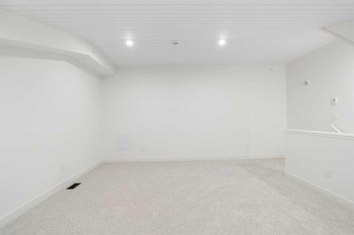 402-1505 Spring Creek Gate, Canmore, AB - Indoor Photo Showing Other Room