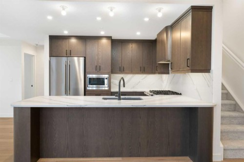 402-1505 Spring Creek Gate, Canmore, AB - Indoor Photo Showing Kitchen With Upgraded Kitchen