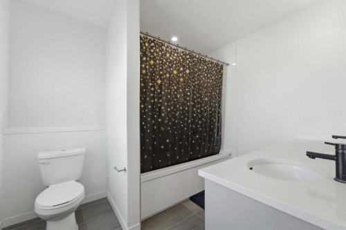 233 Copperleaf Way Se, Calgary, AB - Indoor Photo Showing Bathroom