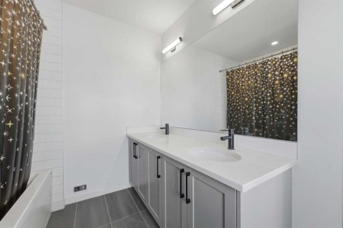 233 Copperleaf Way Se, Calgary, AB - Indoor Photo Showing Bathroom