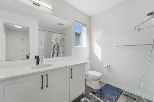 233 Copperleaf Way Se, Calgary, AB - Indoor Photo Showing Bathroom