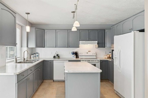 22 Confederation Villas Nw, Calgary, AB - Indoor Photo Showing Kitchen