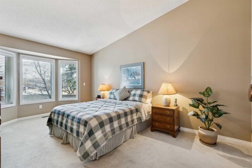 22 Confederation Villas Nw, Calgary, AB - Indoor Photo Showing Bedroom
