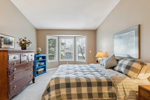 22 Confederation Villas Nw, Calgary, AB - Indoor Photo Showing Bedroom