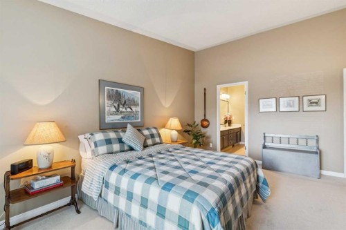 22 Confederation Villas Nw, Calgary, AB - Indoor Photo Showing Bedroom