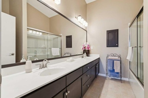 22 Confederation Villas Nw, Calgary, AB - Indoor Photo Showing Bathroom