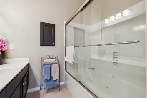 22 Confederation Villas Nw, Calgary, AB - Indoor Photo Showing Bathroom