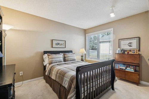 22 Confederation Villas Nw, Calgary, AB - Indoor Photo Showing Bedroom