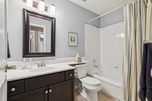 22 Confederation Villas Nw, Calgary, AB - Indoor Photo Showing Bathroom
