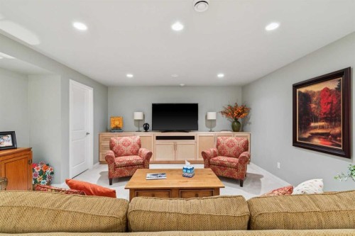 22 Confederation Villas Nw, Calgary, AB - Indoor Photo Showing Other Room