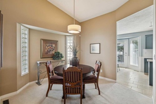 22 Confederation Villas Nw, Calgary, AB - Indoor Photo Showing Dining Room