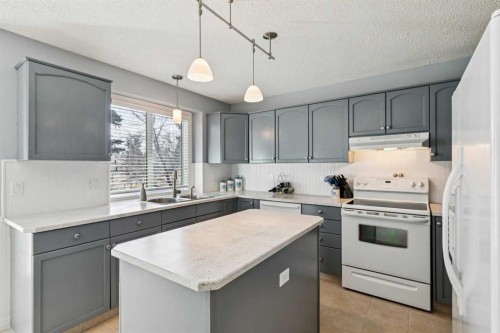 22 Confederation Villas Nw, Calgary, AB - Indoor Photo Showing Kitchen