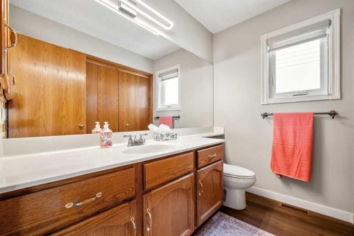 412 Hawkland Place Nw, Calgary, AB - Indoor Photo Showing Bathroom