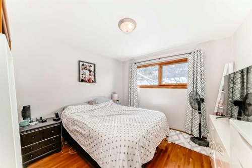1415 Rosehill Drive Nw, Calgary, AB - Indoor Photo Showing Bedroom