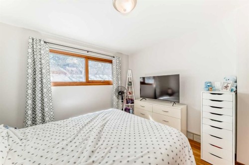 1415 Rosehill Drive Nw, Calgary, AB - Indoor Photo Showing Bedroom