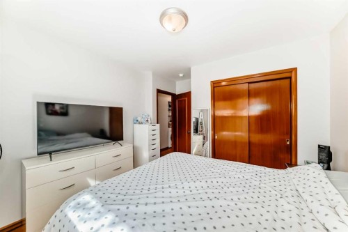 1415 Rosehill Drive Nw, Calgary, AB - Indoor Photo Showing Bedroom