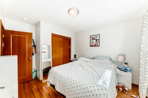 1415 Rosehill Drive Nw, Calgary, AB - Indoor Photo Showing Bedroom